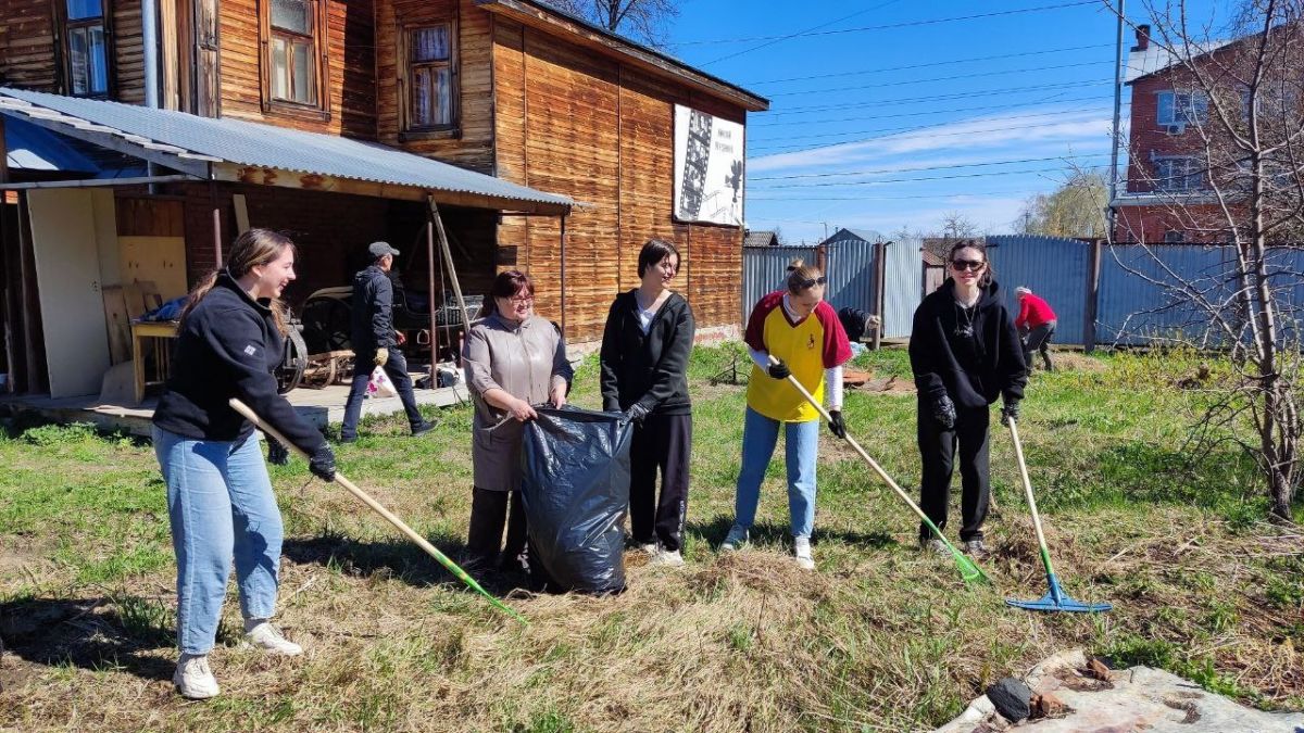 В городе Ядрин прошла акция «Всероссийский день заботы о памятниках истории  и культуры» | 23.04.2024 | Чебоксары - БезФормата